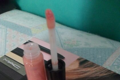 Lip gloss Mac Cosmetics Look in a box All about nude