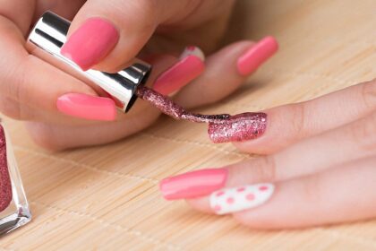 Come applicare lo smalto senza sbavare e fare striature