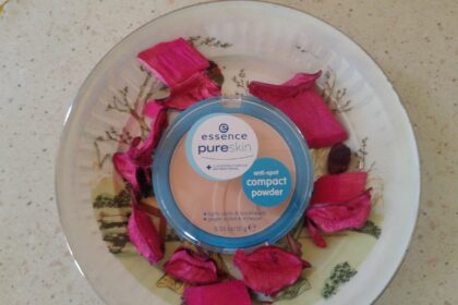 cipria Essence pureskin anti-spot compact powder