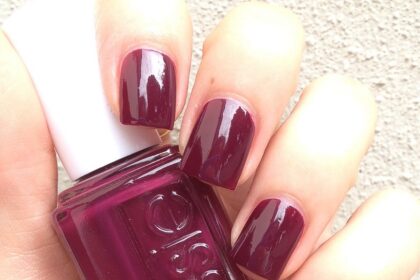 Swatch smalto rosso inteso Essie - In The Lobby