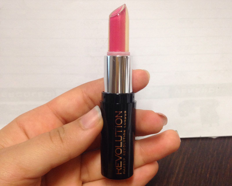 Rossetto rosa/fucsia Amazing Care lipstick Make Up Revolution - Swatch