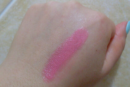 swatch su mano rossetto rosa di Avon