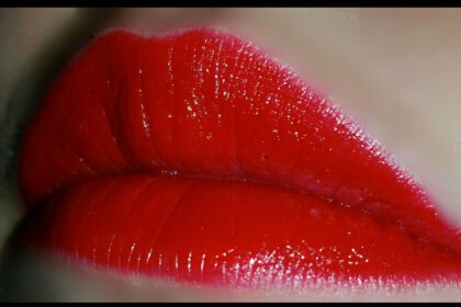 Swatch rossetto Make up Revolution Atomic Ruby