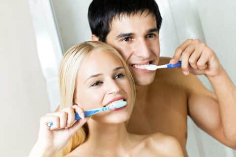 10 alternative naturali al dentifricio per denti sani e belli