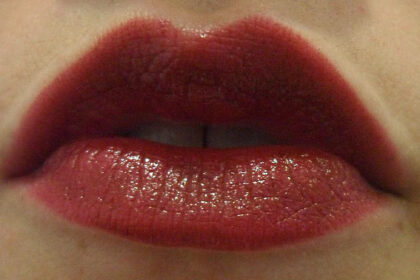 Swatch rossetto idratante intenso Uva Rossa di Bottega Verde - Col. 10 Prugna