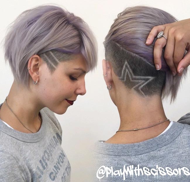 Tatuaggio undercut a stelle e a strisce su capelli dal taglio pixie.