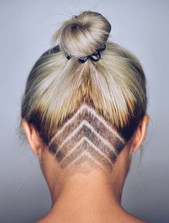 Tatuaggio undercut con linee simmetriche su capelli lunghi o corti