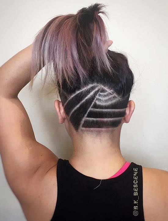 Tatuaggio undercut con tunnel geometrico su capelli lunghi o corti.