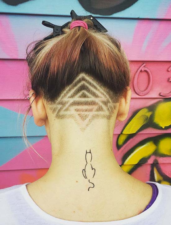 Tatuaggio undercut con triangoli concentrici su capelli corti o lunghi