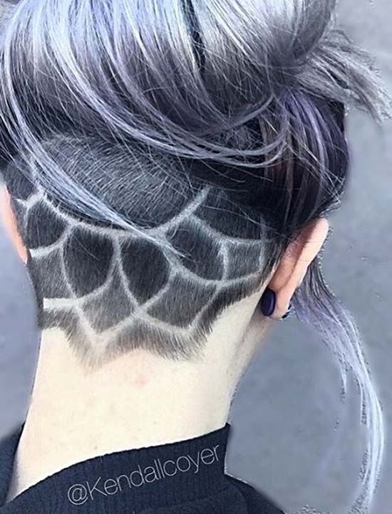 Tatuaggio undercut con fiore di loto su capelli corti