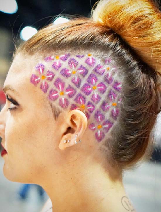 Tatuaggio undercut laterale con fiori colorati su capelli dai tagli corti