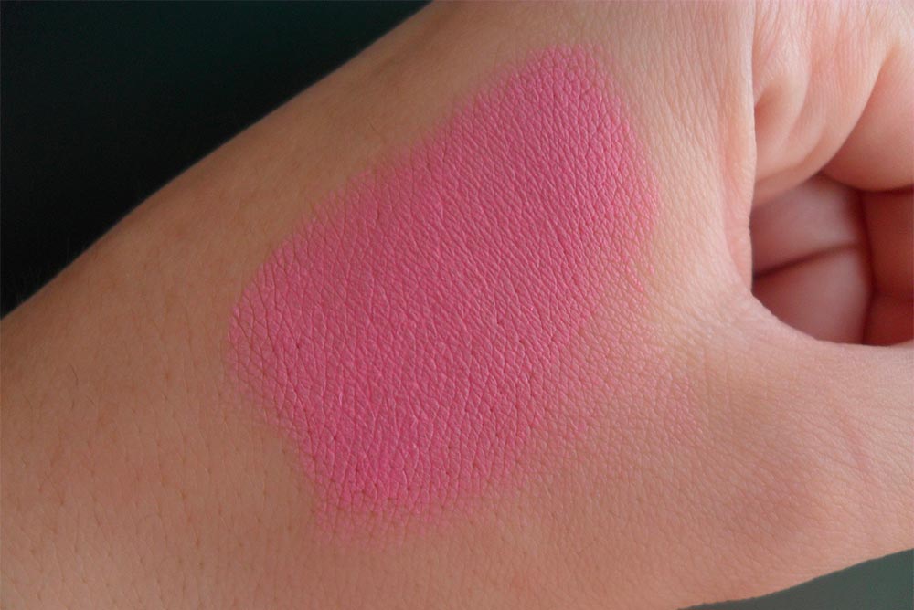 swatch Makeup Revolution vivid blush lacquer