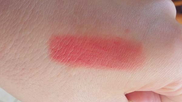Swatch Rossetto Amazing Lipstick Makeup Revolution tonalità Treat