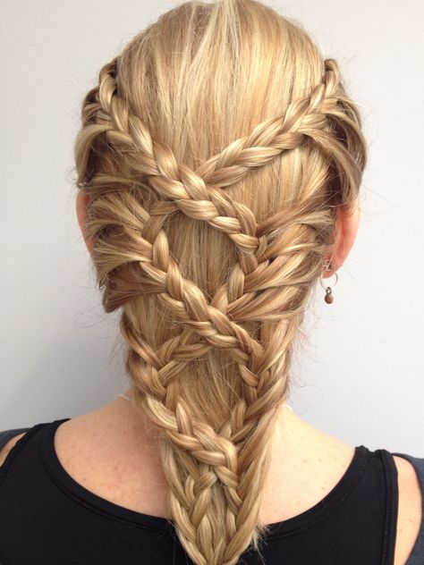 Crossed Braid acconciatura