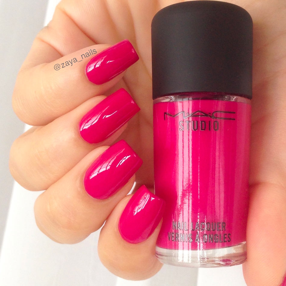 Swatch smalto rosa fucsia "Girl about town" di Mac Cosmetics