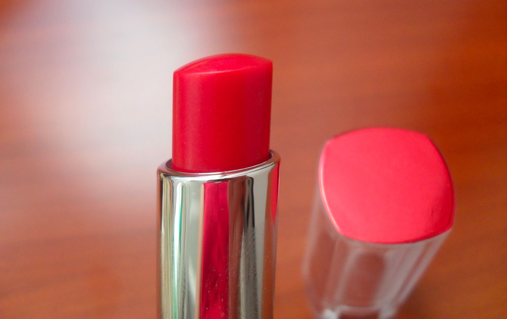 Rossetto L'Oreal Rouge Caresse 401 Rebel Red