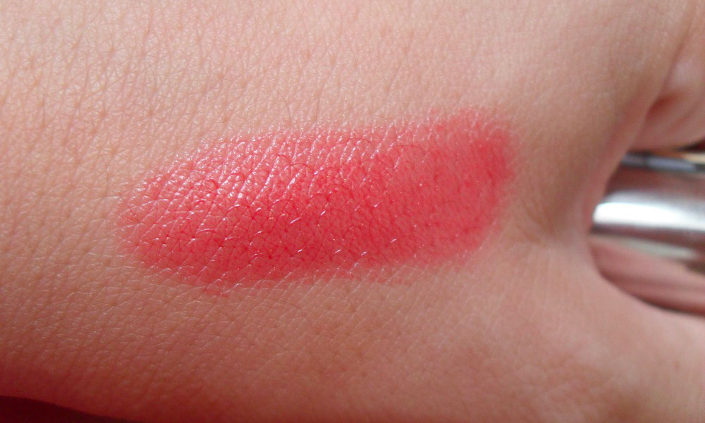 Swatch Rossetto L'Oreal Rouge Caresse 401 Rebel Red