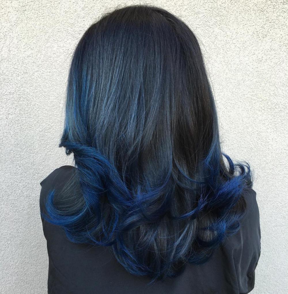 capelli neri con punte blu