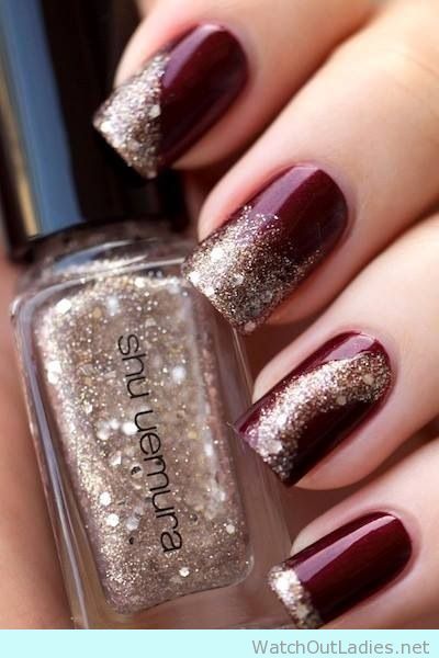 Nail art Glitter con base Bordeaux