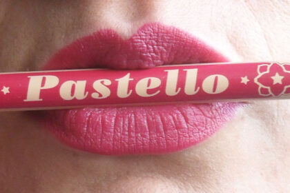 Swatch Pastello labbra Sfilata/Amaranth di Neve Cosmetics