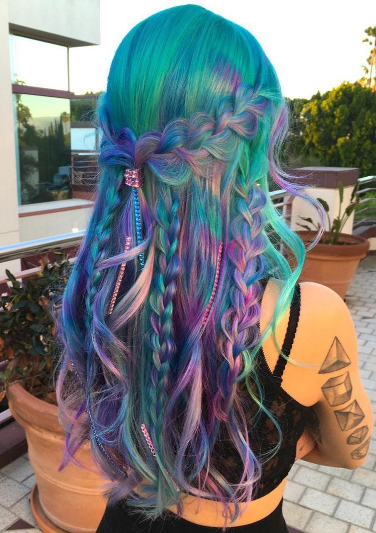 capelli turchese e arcobaleno principessa