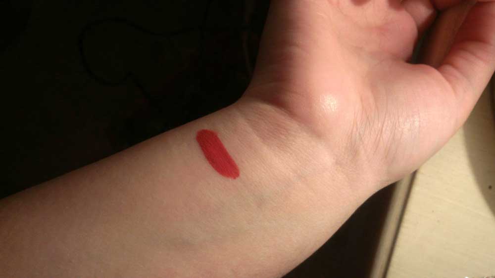 swatch rossetto liquido rosso CHANLĀNYA