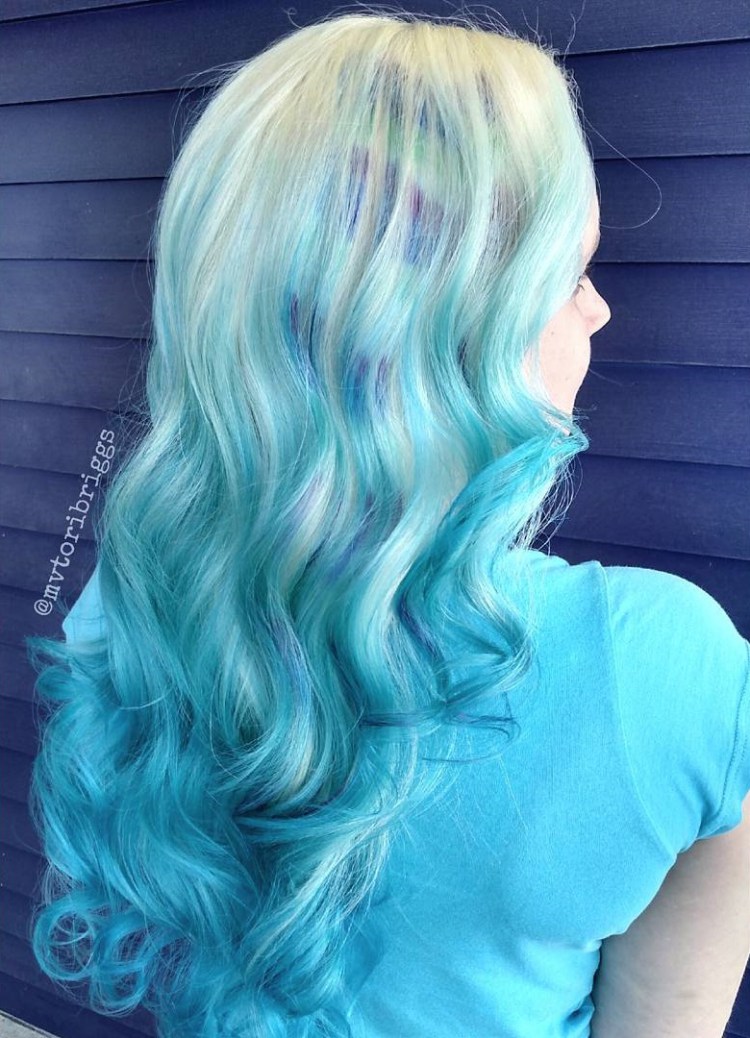 capelli azzurro ghiaccio