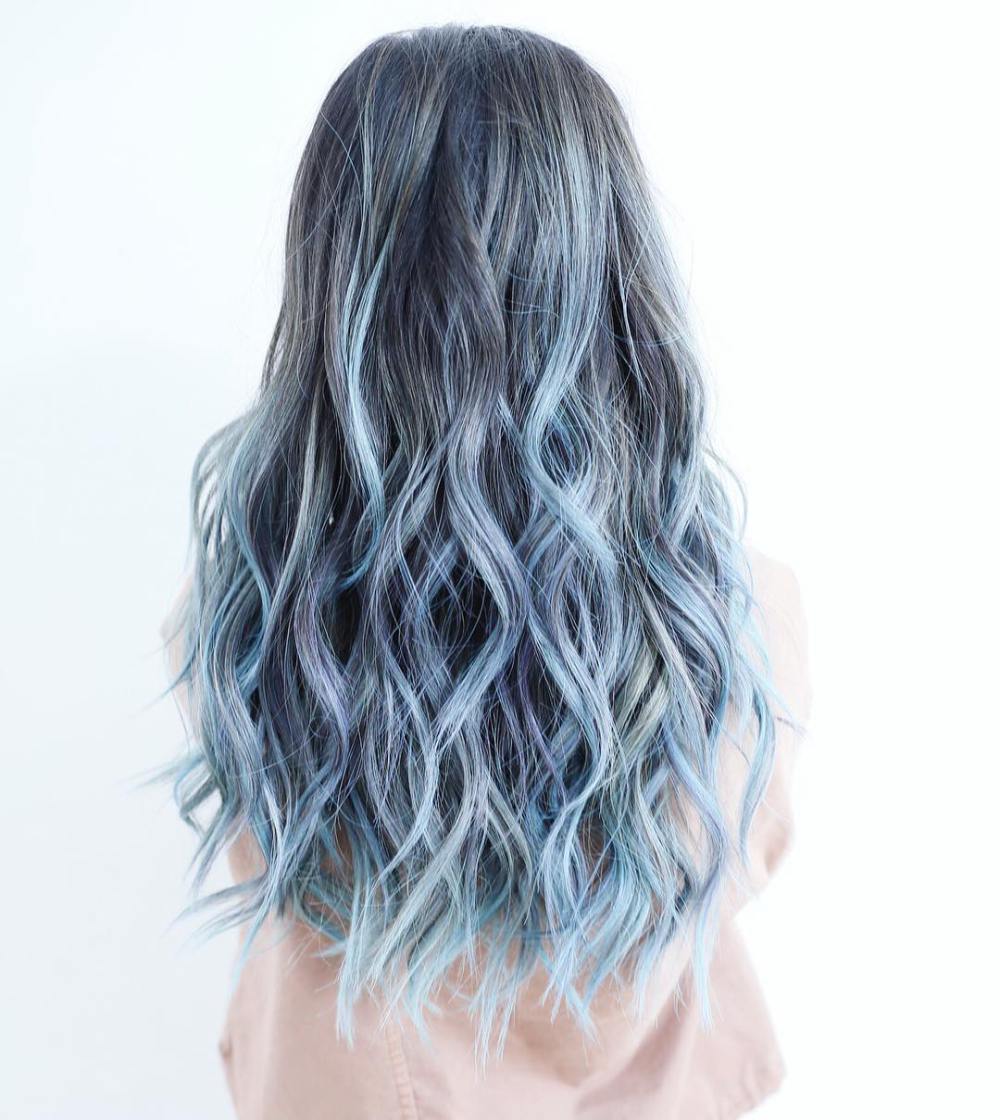 capelli mossi con riflessi azzurro ghiaccio