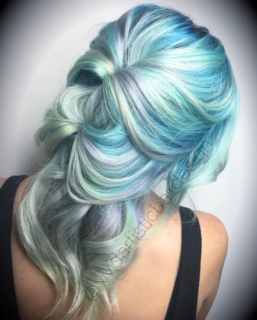capelli con sfumature di blu