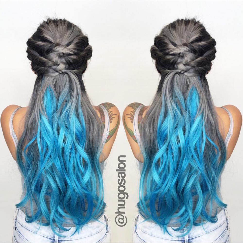 capelli grigi con ciocche blu elettrico