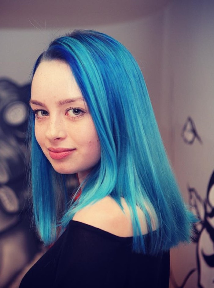 Long bob sui toni del blu e dell’azzurro acqua stile