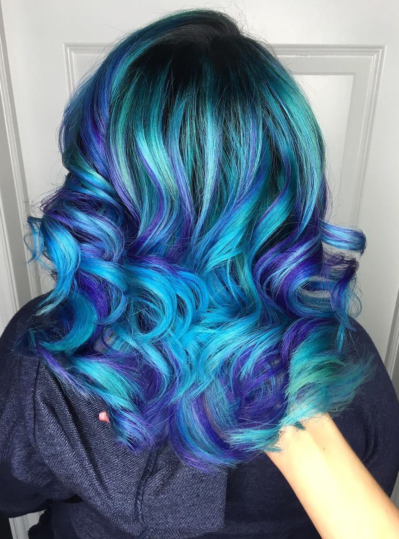 capelli ricci blu cobalto