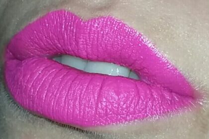 Swatch rossetto liquido rosa neon NYX