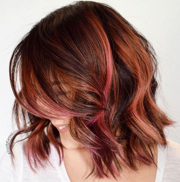 ciocche fucsia su capelli castani