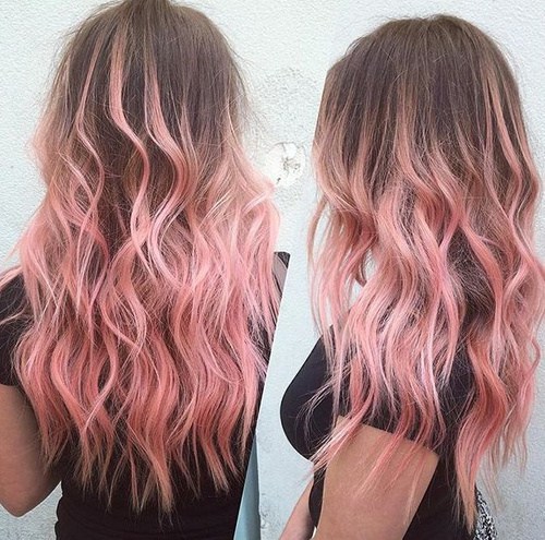 capelli biondi con ciocche rosa