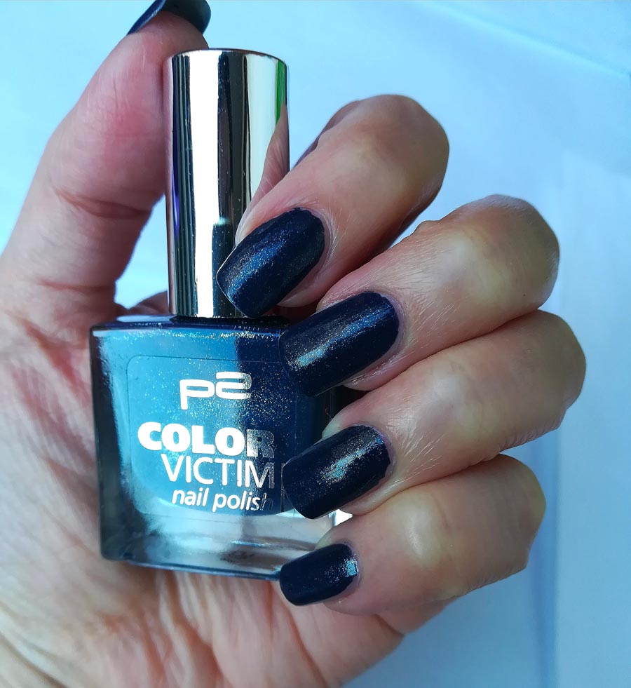 Smalto unghie blu scuro P2 Cosmetics swatch