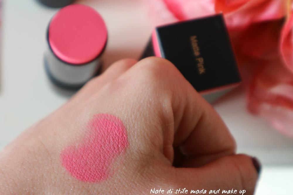 Swatch Makeup Revolution The One Blush Stick - Matte Pink