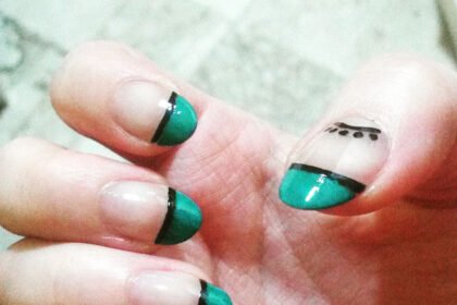 Nail art french con lunetta verde