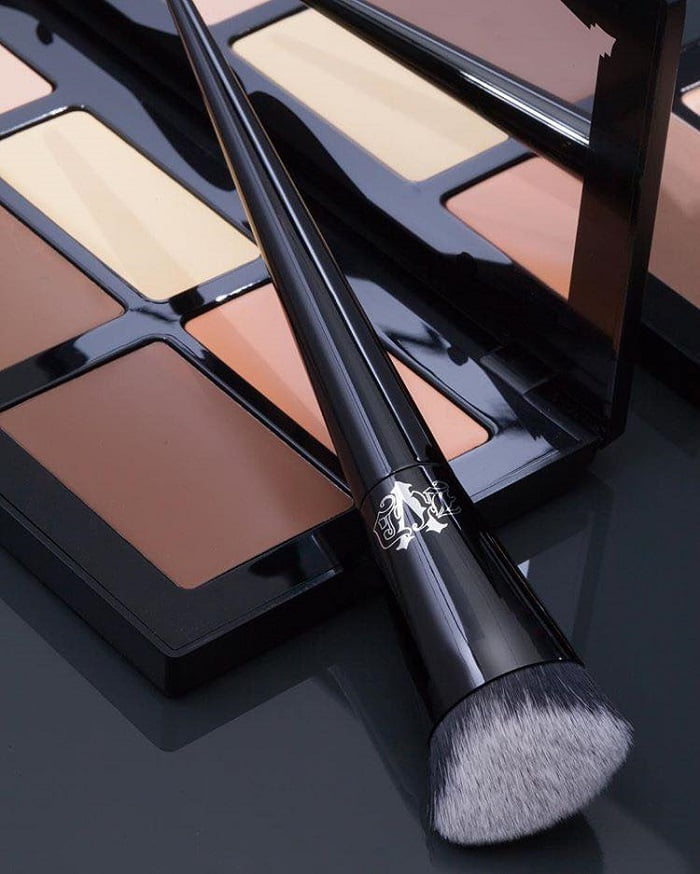 Kat Von D lancia pennelli da trucco e Contour Palette