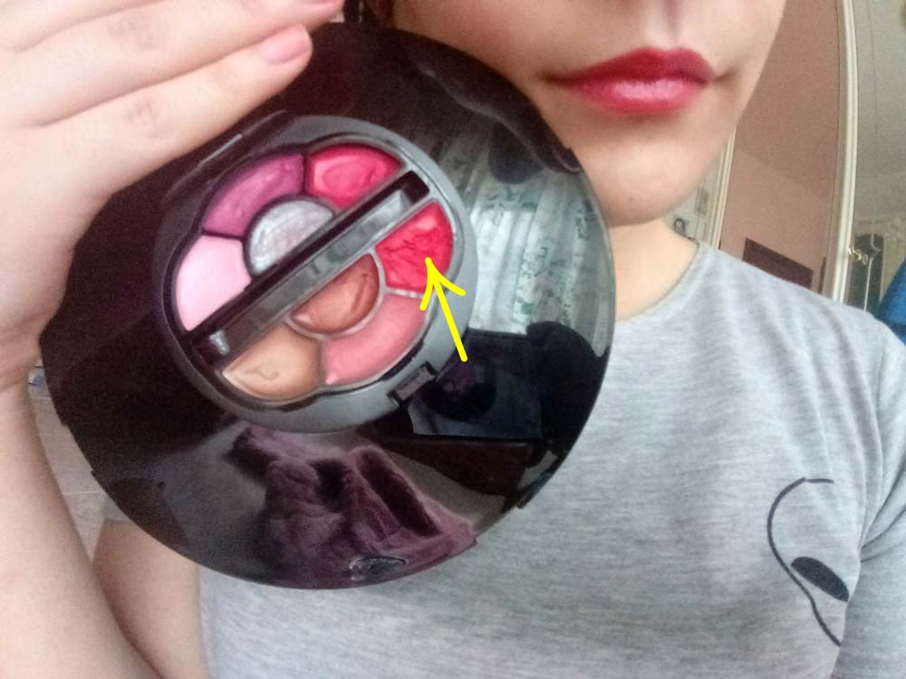 Swatch lipgloss su labbra Trousse Nouba