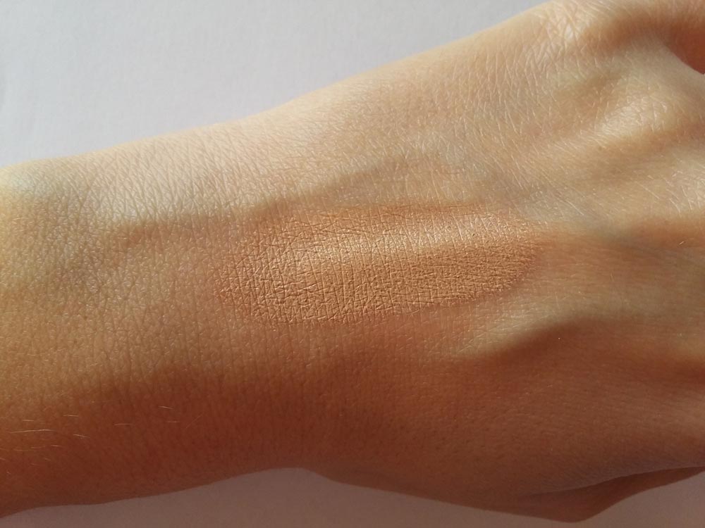 Swatch Correttore Maybelline Instant Anti-Age Nude