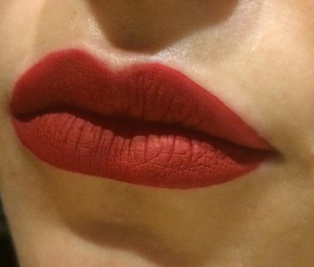 Swatch labbra Rossetto liquido Wickedly Divine di LA splash
