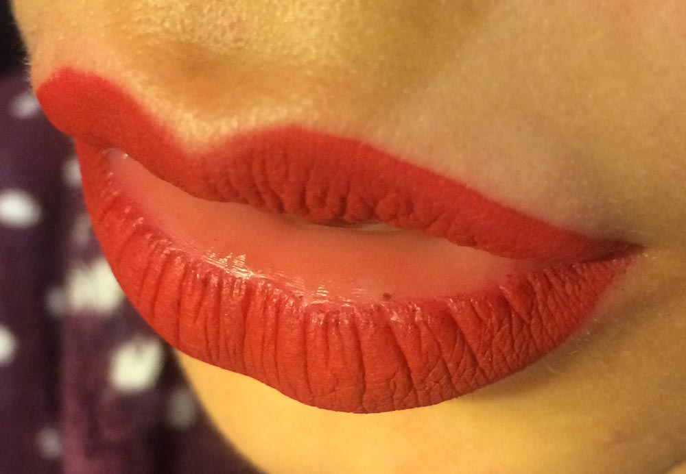 Swatch labbra Rossetto liquido Wickedly Divine di LA splash