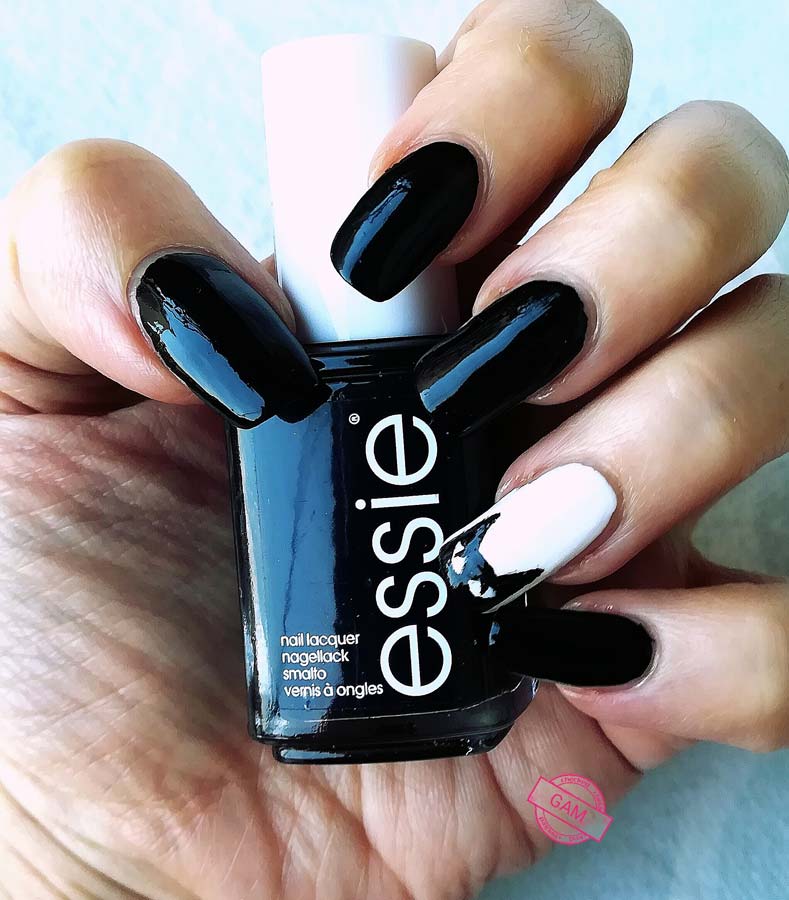 Nail art con smalto Essie nero Licorice