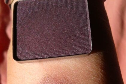 Swatch Ombretto Inglot color viola-prugna shimmer
