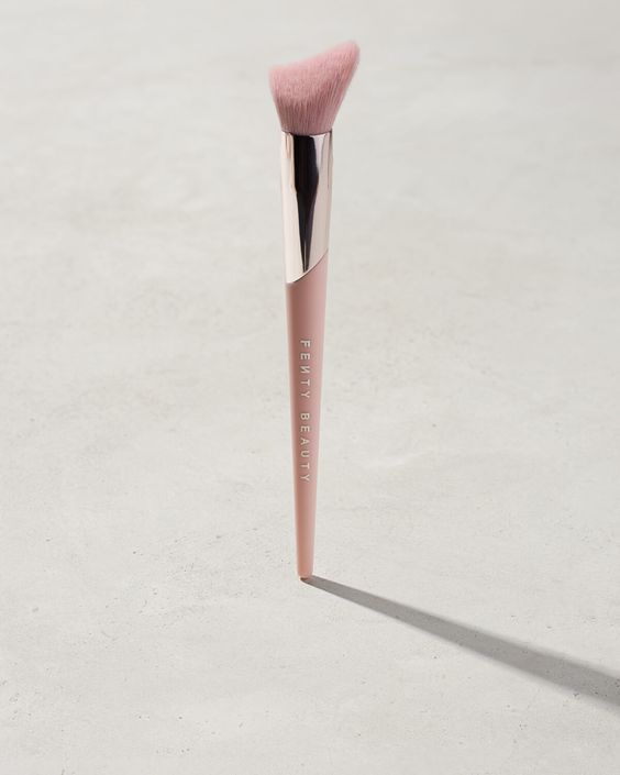 Cheek Hugging Highlight Brush