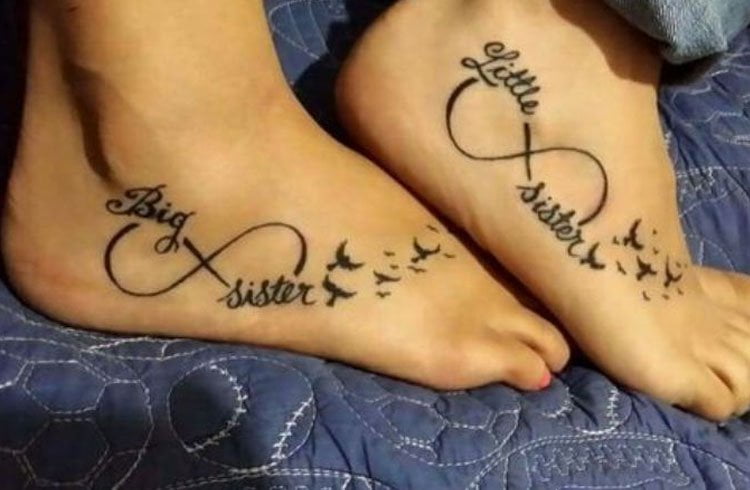 tatuaggio infinito con nome o scritta