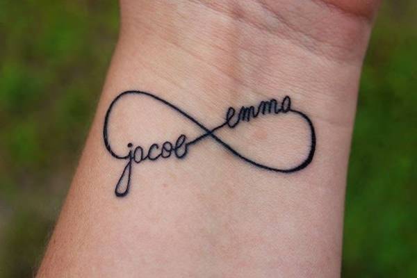 tatuaggio infinito con nome o scritta