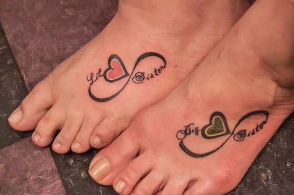 tatuaggio infinito con nome o scritta