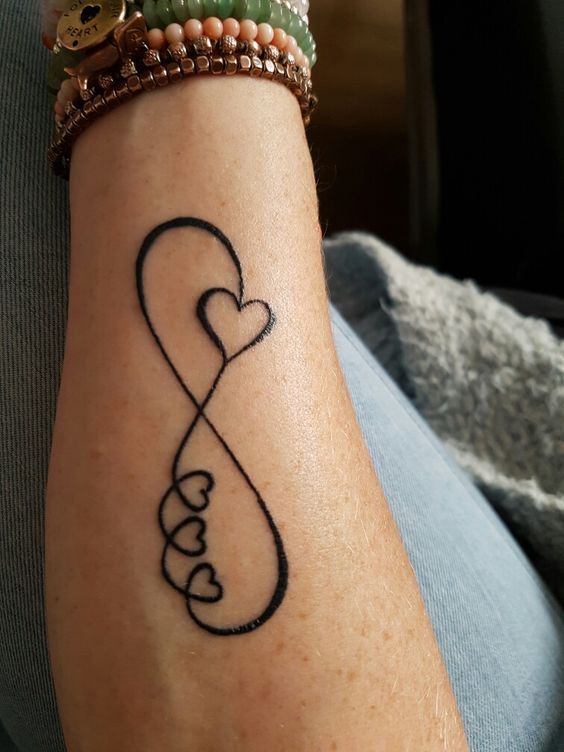 tatuaggio infinito romantico